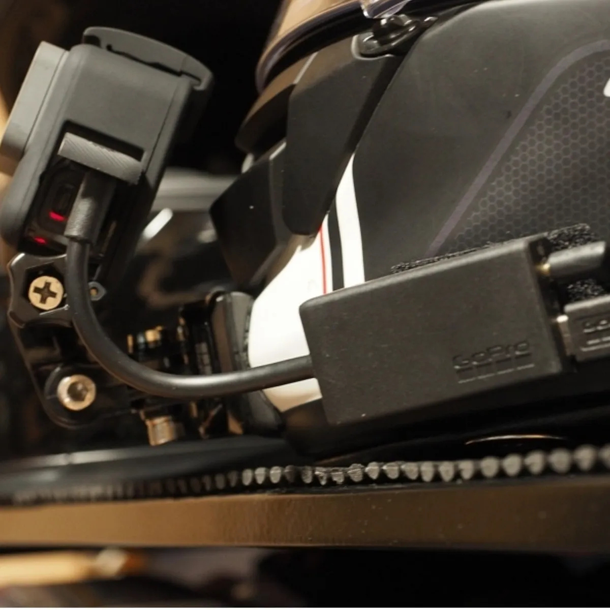 Adaptador Pro de Microfone P2 de 3,5mm para Câmeras GoPro - AAMIC-001